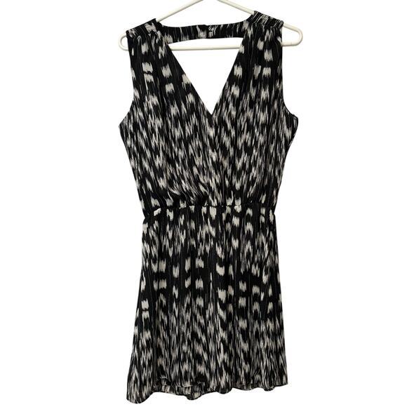 Parker Women's M Deep V-Neck Faux Wrap Mini Dress Abstract Black White Open Back - Picture 1 of 8